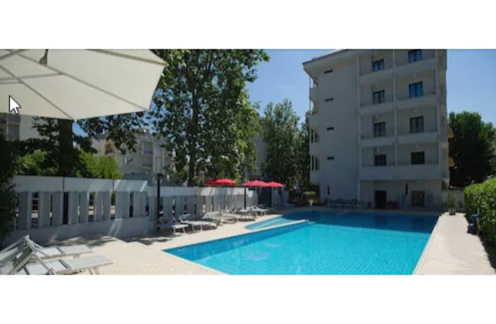 Hotel Ines Каттолика Экстерьер фото